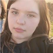 studentessa di comunicazione impartisce lezioni per materie umanistiche